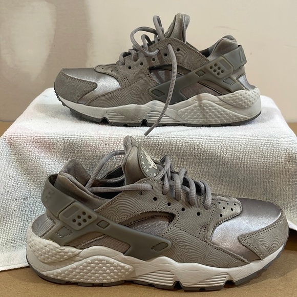 Nike Shoes - Nikes huaraches size 7.5